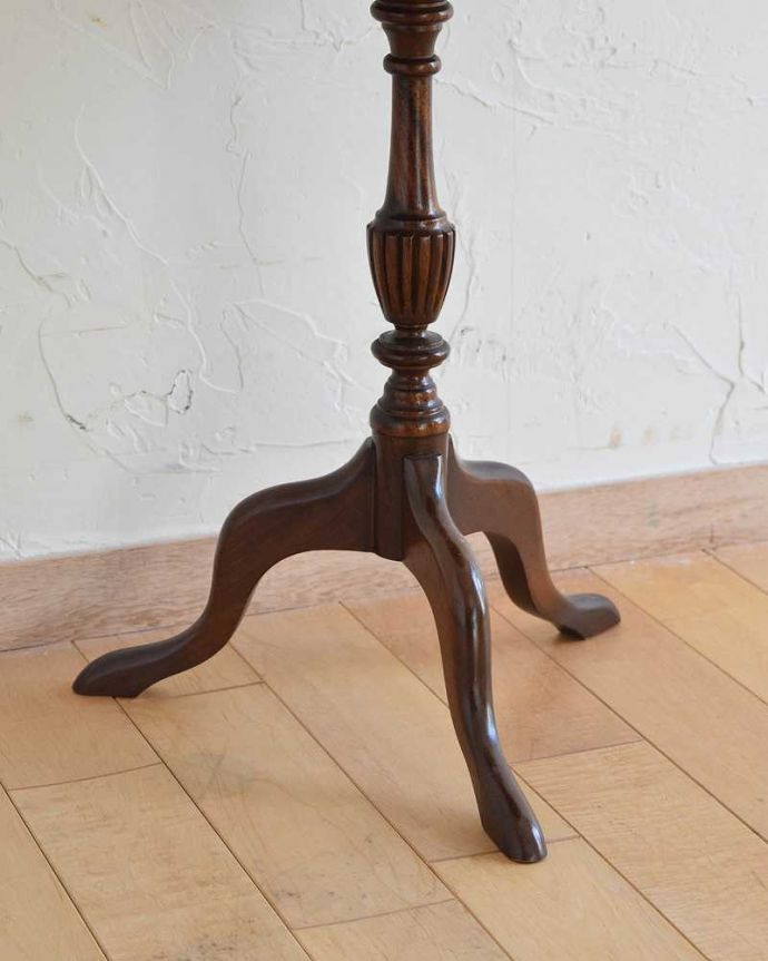 アンティークのテーブル　アンティーク家具　手頃な小さいサイズのワインテーブル、マホガニー材のアンティーク家具。Handleの家具の脚の裏には･･･Handleのアンティーク家具は、床にキズが付かないよう脚の裏にフェルトキーパーをお付けしています。(q-1311-f)