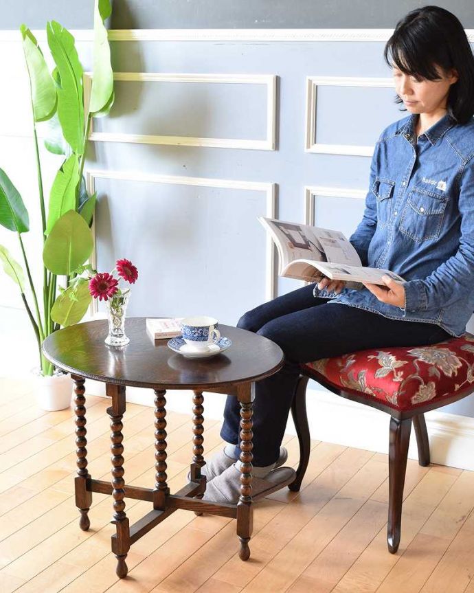 アンティークのテーブル　アンティーク家具　折りたたみも出来て便利、アンティークのフォールディングテーブル。こう見えて折り畳みが出来ちゃうテーブルなんです実は、簡単に折り畳みが出来て持ち運び便利なフォールディングテーブル。(q-1313-f)