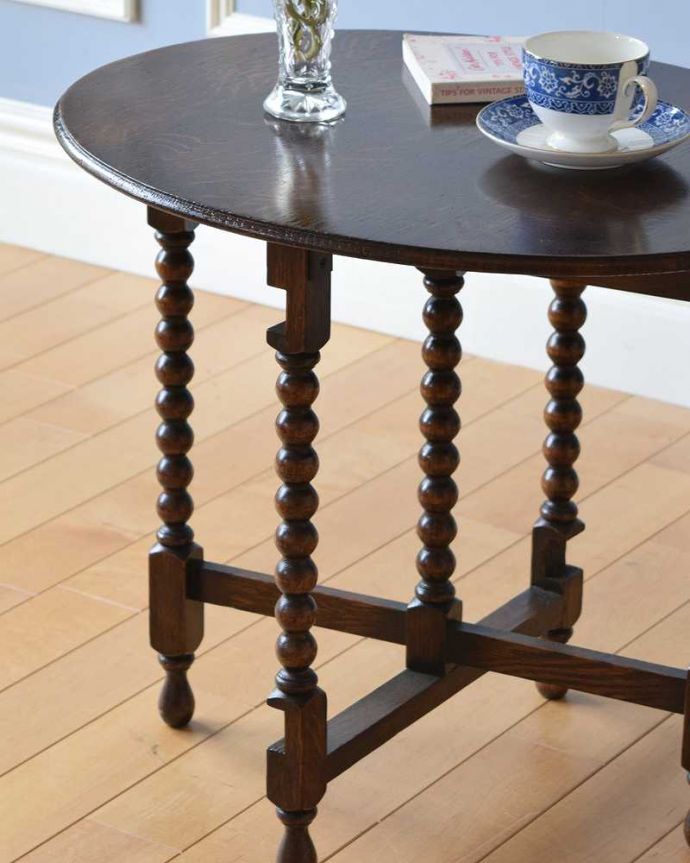 アンティークのテーブル　アンティーク家具　折りたたみも出来て便利、アンティークのフォールディングテーブル。英国アンティークらしい脚の美しさが自慢どこに置いても魅了されてしまう脚のデザインの美しさ。(q-1313-f)