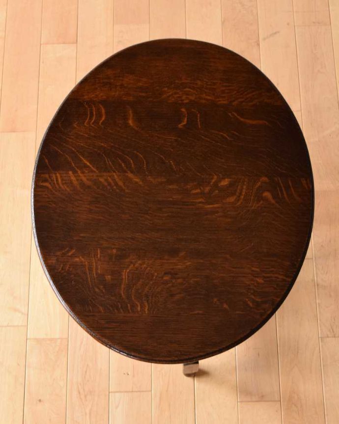 アンティークのテーブル　アンティーク家具　折りたたみも出来て便利、アンティークのフォールディングテーブル。天板もピカピカに修復しましたテーブルで一番気になる場所だから、天板は修復の際、古い塗装を剥離して再塗装しています。(q-1313-f)