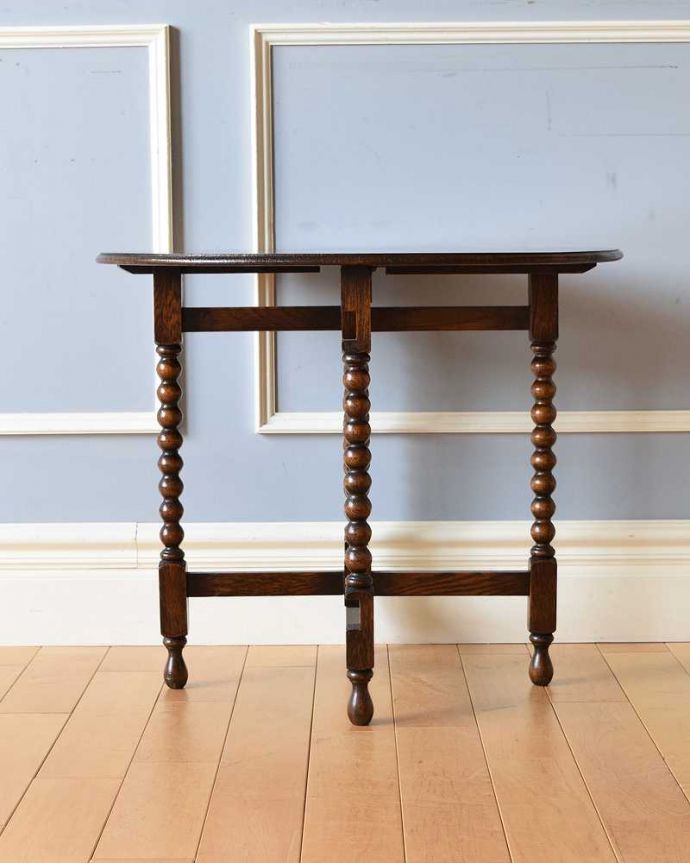 アンティークのテーブル　アンティーク家具　折りたたみも出来て便利、アンティークのフォールディングテーブル。横から見るとこんな感じちょっと回転してみるとこんな感じです。(q-1313-f)