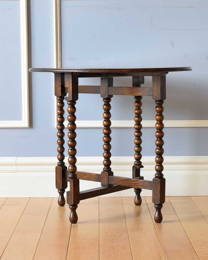 アンティークのテーブル　アンティーク家具　折りたたみも出来て便利、アンティークのフォールディングテーブル。さらに回転！印象が変わりますアンティークは新品ではないので、もちろん経年変化による小さなキズはありますが、専門の職人がキレイにお直しをしているので安心さが違います。(q-1313-f)