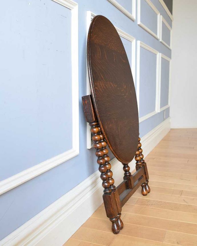 アンティークのテーブル　アンティーク家具　折りたたみも出来て便利、アンティークのフォールディングテーブル。畳むとこんなにコンパクト使わないときは、畳んでしまえばこんなにコンパクト。(q-1313-f)