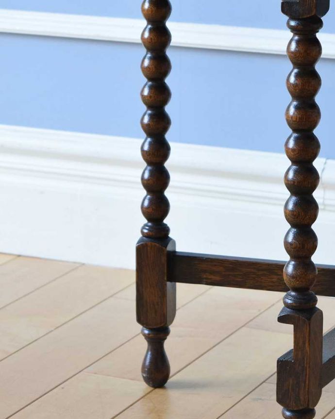 アンティークのテーブル　アンティーク家具　折りたたみも出来て便利、アンティークのフォールディングテーブル。脚の裏には･･･Handleのアンティークは、脚の裏にフェルトキーパーをお付けしています。(q-1313-f)