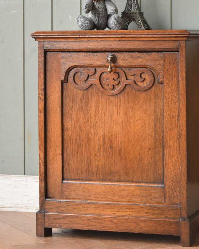 アンティークのキャビネット アンティーク家具 贅沢なアンティーク家具、英国から届いたコールボックス(炭入れ)。気品漂う木目の美しさしっとりとした大人の雰囲気を醸し出す小さなキャビネットは木目の美しさが自慢です。(q-1314-f)