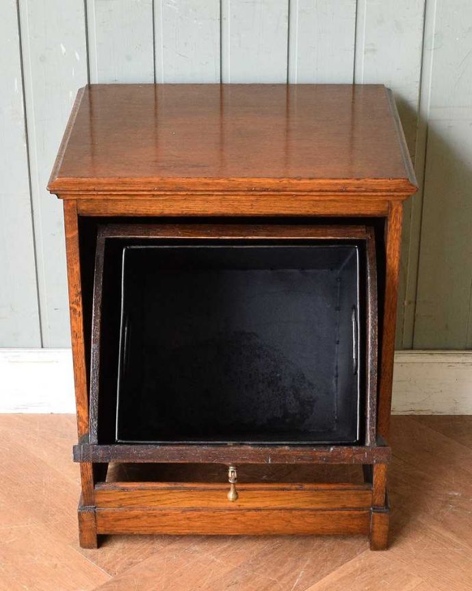 アンティークのキャビネット アンティーク家具 贅沢なアンティーク家具、英国から届いたコールボックス(炭入れ)。扉を開けて中を見てみると…職人がキレイに修復したので、扉の中もキレイです。(q-1314-f)