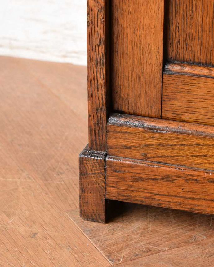 アンティークのキャビネット アンティーク家具 贅沢なアンティーク家具、英国から届いたコールボックス(炭入れ)。女性1人でもラクに運べちゃうヒミツHandleのアンティークは、脚の裏にフェルトキーパーをお付けしているので、床を滑らせれば女性でも移動がカンタンに出来ます!。(q-1314-f)