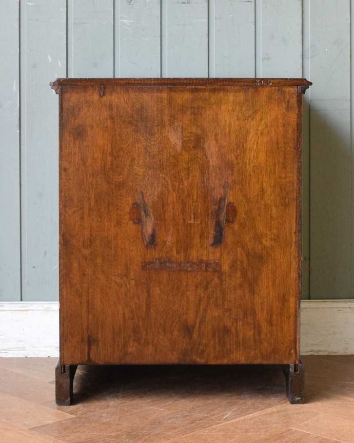 アンティークのキャビネット アンティーク家具 贅沢なアンティーク家具、英国から届いたコールボックス(炭入れ)。後ろ姿にも注目!アンティークは新品ではないので、経年変化によるキズはありますが、専門の職人がキレイにお直しをしているので、後ろ姿もキレイです。(q-1314-f)