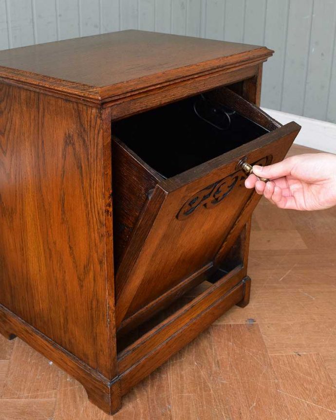 アンティークのキャビネット アンティーク家具 贅沢なアンティーク家具、英国から届いたコールボックス(炭入れ)。扉の開け閉めもスムーズです。(q-1314-f)