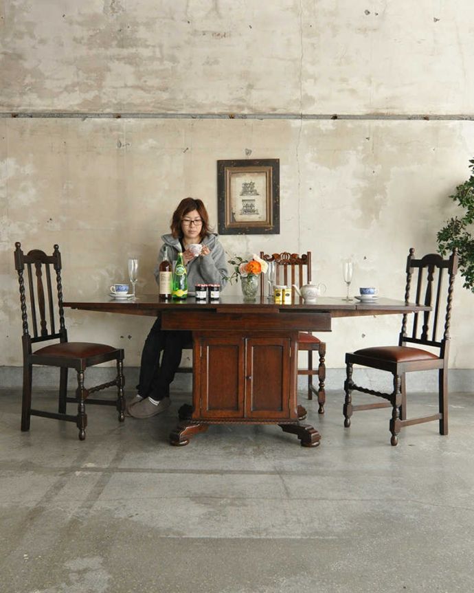 アンティークのテーブル　アンティーク家具　便利な収納つき！めずらしいデザインのアンティークドローリーフテーブル。3通りの大きさで使える便利なテーブルドローリーフと言う天板を引っ張り出せばあっという間に大きく使えるドローリーフテーブル。(q-1315-f)