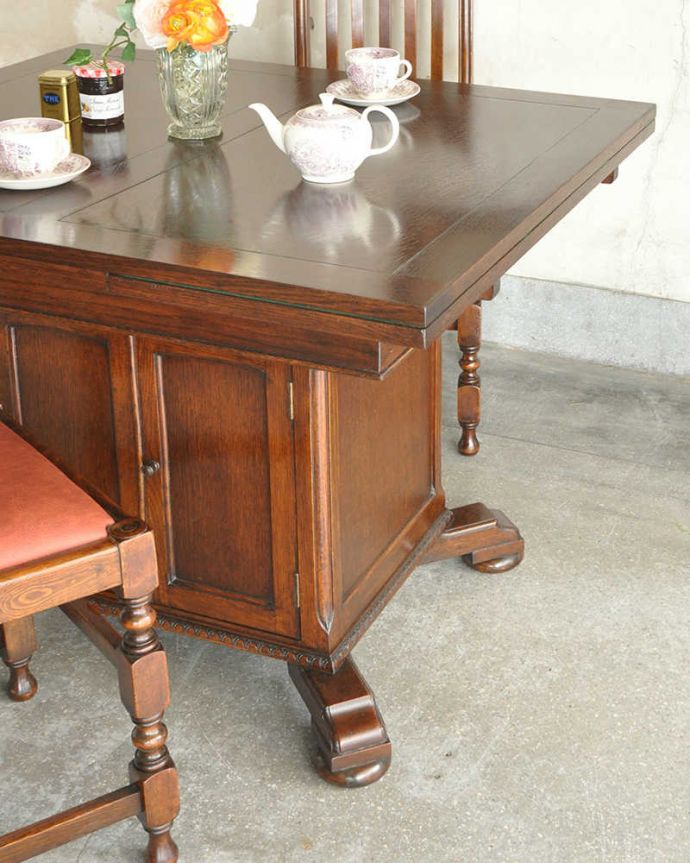 アンティークのテーブル　アンティーク家具　便利な収納つき！めずらしいデザインのアンティークドローリーフテーブル。やっぱり目が行く重厚なデザインの脚バルボスレッグやパイナップルレッグと呼ばれる重厚な彫りの美しい脚が一番の特長。(q-1315-f)