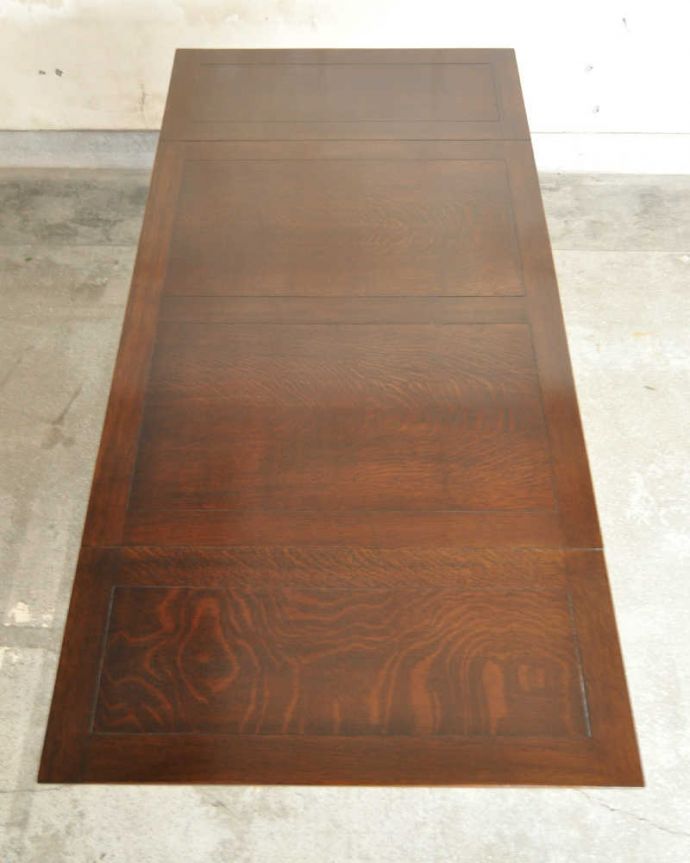 アンティークのテーブル　アンティーク家具　便利な収納つき！めずらしいデザインのアンティークドローリーフテーブル。やっぱりテーブルは天板が重要全部開いた状態で天板を上から見てみるとこんな感じです。(q-1315-f)