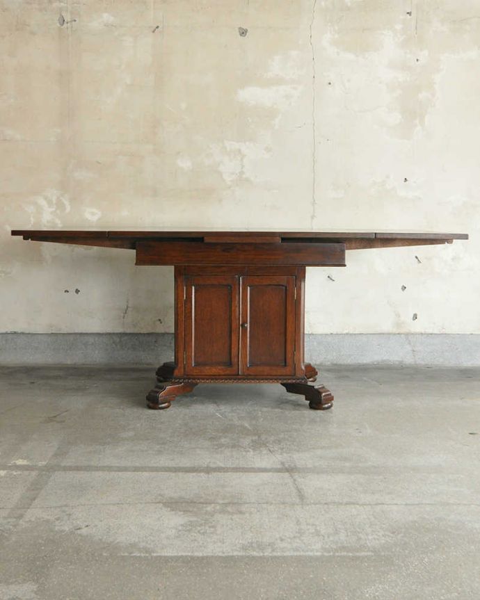 アンティークのテーブル　アンティーク家具　便利な収納つき！めずらしいデザインのアンティークドローリーフテーブル。両方開くと大きなサイズ！家族が増えた時やみんなが集まった時、両方のリーフを開けば大きなサイズに。(q-1315-f)