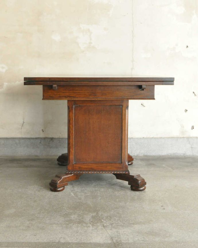 アンティークのテーブル　アンティーク家具　便利な収納つき！めずらしいデザインのアンティークドローリーフテーブル。こちら側から見てみると･･･アンティークは新品ではないので、もちろん経年変化によるキズはありますが、専門の職人がキレイに修復しました。(q-1315-f)