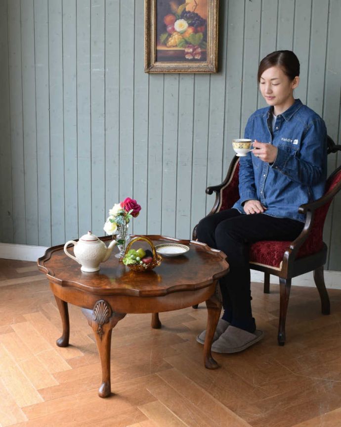 アンティークのテーブル　アンティーク家具　丸いお花の天板が可愛い、アンティークコーヒーテーブル。どんな場所にも似合う英国らしいコーヒーテーブル実用的に使える英国らしいアンティークのコーヒーテーブル。(q-1316-f)