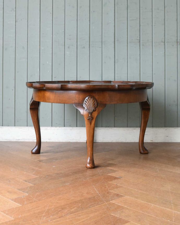 アンティークのテーブル　アンティーク家具　丸いお花の天板が可愛い、アンティークコーヒーテーブル。横から見た姿もステキ横から見るとこんな感じです。(q-1316-f)