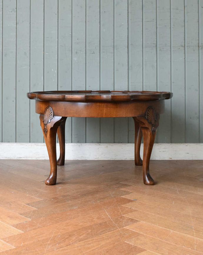 アンティークのテーブル　アンティーク家具　丸いお花の天板が可愛い、アンティークコーヒーテーブル。クルッと回転。(q-1316-f)