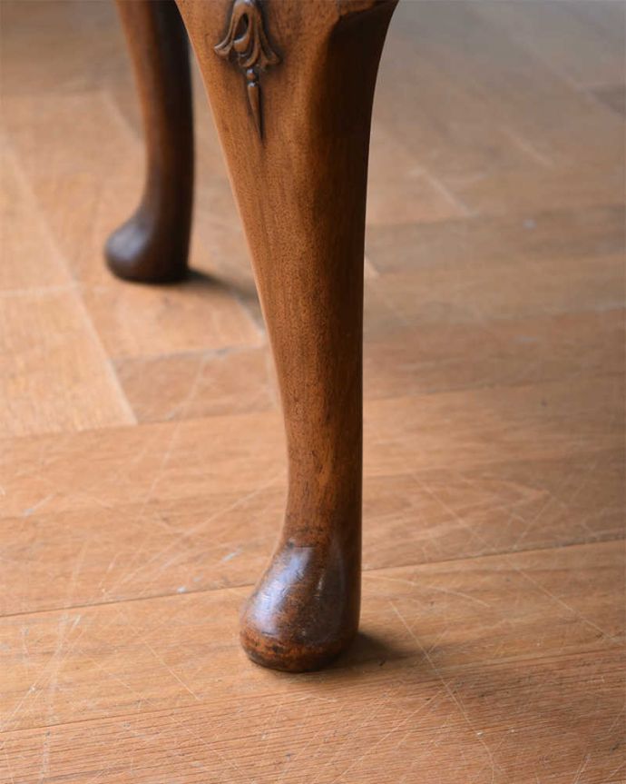 アンティークのテーブル　アンティーク家具　丸いお花の天板が可愛い、アンティークコーヒーテーブル。持ち上げなくても移動できます！Handleのアンティークは、脚の裏にフェルトキーパーをお付けしていますので、床を滑らせて簡単に移動する事が出来ます。(q-1316-f)