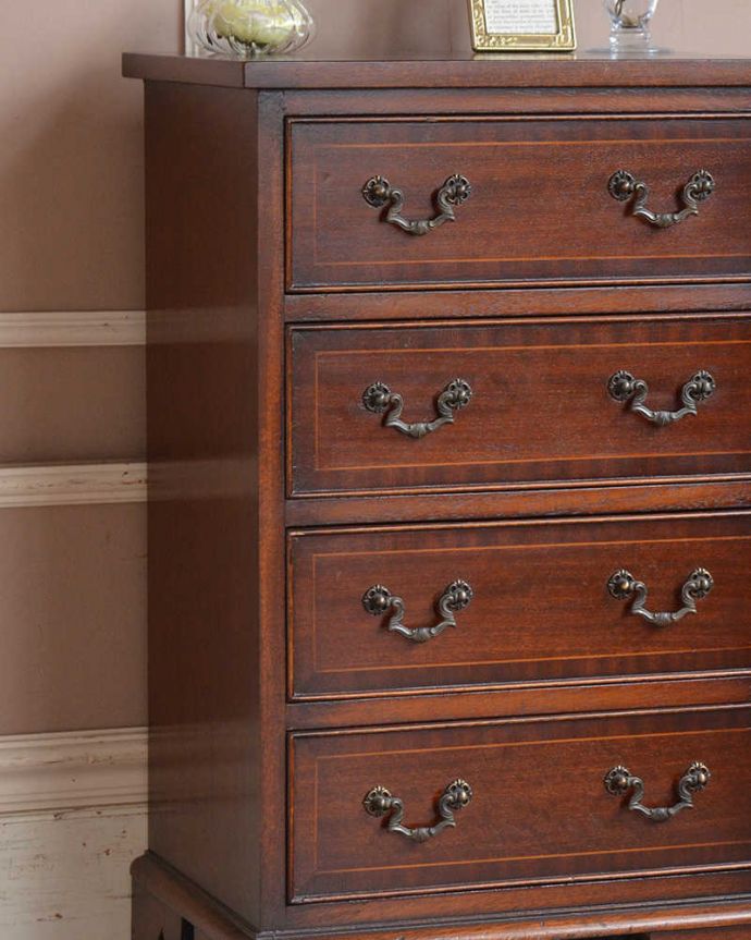 アンティークのチェスト アンティーク家具 マホガニー材を使ったアンティーク英国アンティーク家具、ベッドサイドチェスト(4段)。木目で勝負!アンティークらしい素材のよさが際立ちます特別に彫がなくても惹き付けられる魅力は、やはり使われている素材感。(q-1317-f)