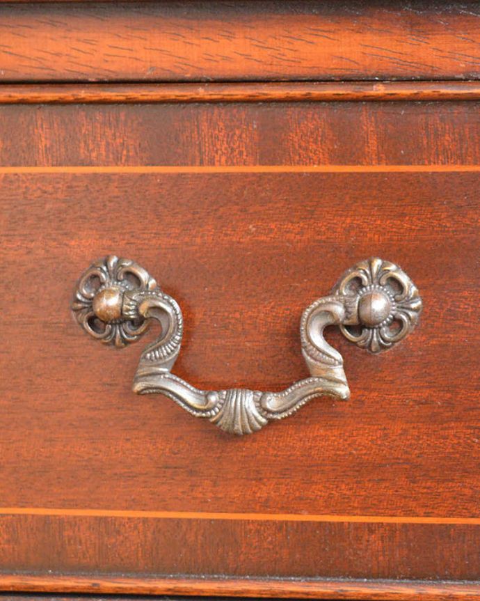 アンティークのチェスト アンティーク家具 マホガニー材を使ったアンティーク英国アンティーク家具、ベッドサイドチェスト(4段)。アンティークらしい取っ手アンティーク家具は取っ手のデザインまで、なんだか高級感があるんですよね。(q-1317-f)