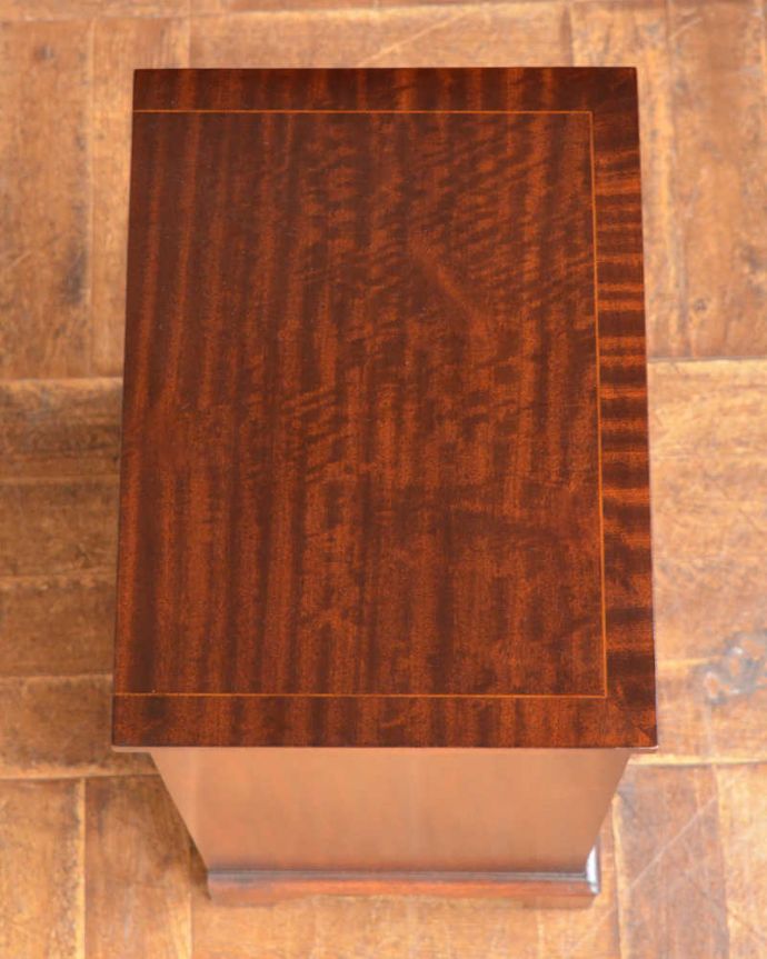 アンティークのチェスト アンティーク家具 マホガニー材を使ったアンティーク英国アンティーク家具、ベッドサイドチェスト(4段)。ピカピカに仕上げましたベッドやソファの横でモノを置いて使えるように、修復する時、天板の塗装もキレイに仕上げました。(q-1317-f)