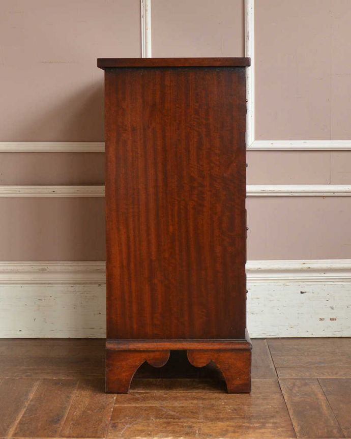 アンティークのチェスト アンティーク家具 マホガニー材を使ったアンティーク英国アンティーク家具、ベッドサイドチェスト(4段)。横から見てもキレイですもちろん、横顔だってキレイ!どこから見ても絵になります。(q-1317-f)