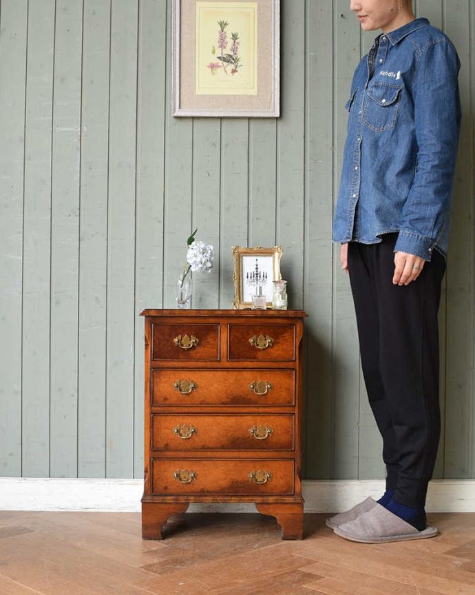 アンティークのチェスト アンティーク家具 ウォルナット材のベッドサイドチェスト、気品たっぷりの小さな英国アンティーク家具。大人の雰囲気漂う人気の英国チェストとにかく人気のあるデザイン。(q-1318-f)