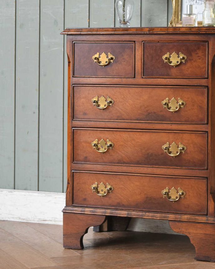 アンティークのチェスト アンティーク家具 ウォルナット材のベッドサイドチェスト、気品たっぷりの小さな英国アンティーク家具。ちょっと背伸びした人気の脚のデザイン脚元を見てみるとブラケットフィート。(q-1318-f)