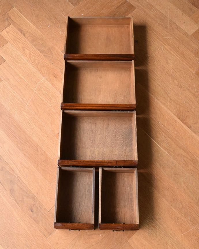 アンティークのチェスト アンティーク家具 ウォルナット材のベッドサイドチェスト、気品たっぷりの小さな英国アンティーク家具。キレイに修復しましたお洋服を入れてもいいように、引き出しの中も職人がキレイに修復しました。(q-1318-f)