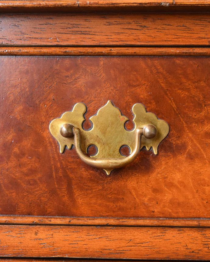 アンティークのチェスト アンティーク家具 ウォルナット材のベッドサイドチェスト、気品たっぷりの小さな英国アンティーク家具。アンティークらしい取っ手アンティーク家具は取っ手のデザインまで、なんだか高級感があるんですよね。(q-1318-f)