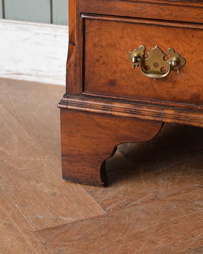 アンティークのチェスト アンティーク家具 ウォルナット材のベッドサイドチェスト、気品たっぷりの小さな英国アンティーク家具。女性1人でラクラク運べちゃう仕掛けHandleのアンティークは、脚の裏にフェルトキーパーをお付けしています。(q-1318-f)