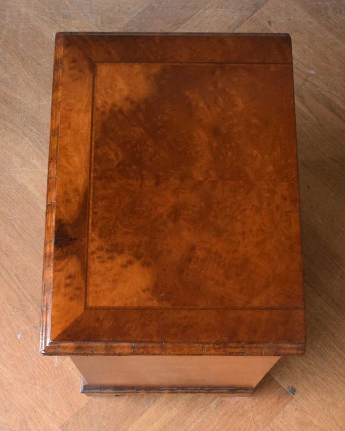 アンティークのチェスト アンティーク家具 ウォルナット材のベッドサイドチェスト、気品たっぷりの小さな英国アンティーク家具。ピカピカに仕上げました修復の時、天板もキレイに仕上げました。(q-1318-f)