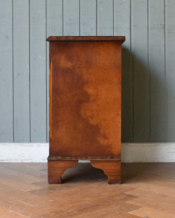 アンティークのチェスト アンティーク家具 ウォルナット材のベッドサイドチェスト、気品たっぷりの小さな英国アンティーク家具。横から見てもキレイですもちろん、横顔だってキレイ!どこから見ても絵になります。(q-1318-f)