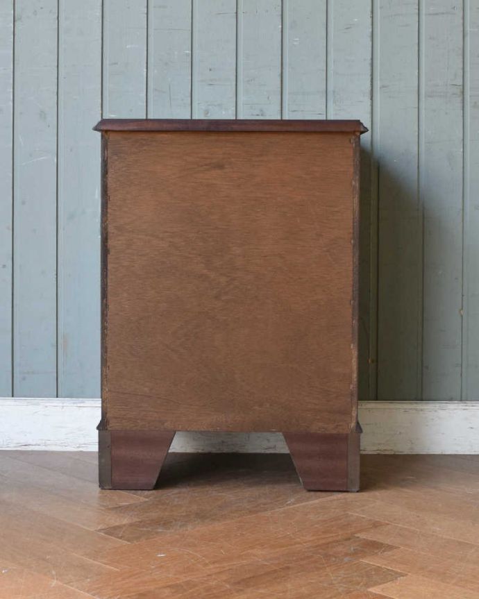 アンティークのチェスト アンティーク家具 ウォルナット材のベッドサイドチェスト、気品たっぷりの小さな英国アンティーク家具。後ろ姿も見て下さい。(q-1318-f)