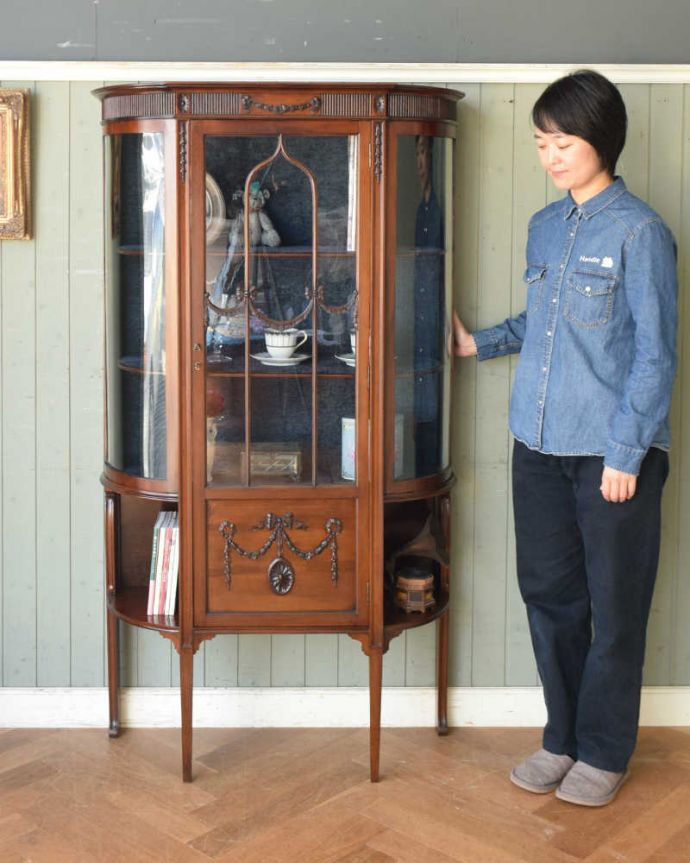 アンティークのキャビネット　アンティーク家具　繊細な装飾が美しい英国インテリア、アンティークガラスキャビネット。眺めているだけで幸せな時間が流れる最上級のキャビネット芸術的に施された彫が美しいガラスのキャビネットは、置くだけでお部屋全体の空気を変えてくれる魅力があります。(q-1319-f)