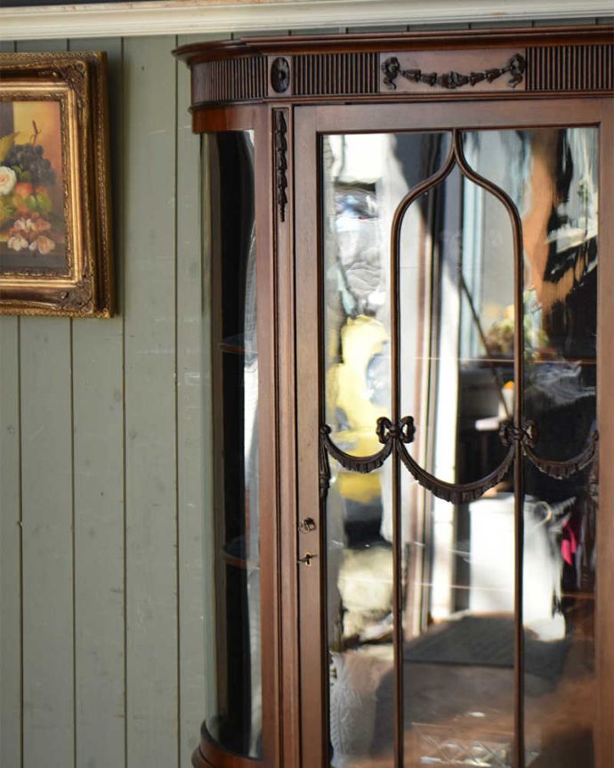 アンティークのキャビネット　アンティーク家具　繊細な装飾が美しい英国インテリア、アンティークガラスキャビネット。扉に描かれた彫りの繊細さにうっとり･･･細工の細かい職人技が光る彫り。(q-1319-f)