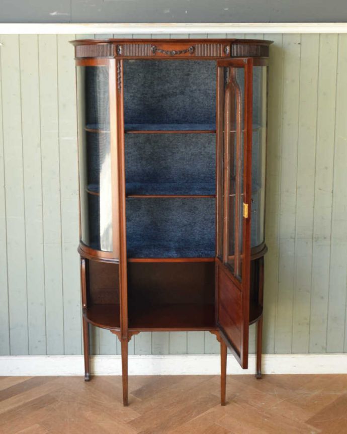 アンティークのキャビネット　アンティーク家具　繊細な装飾が美しい英国インテリア、アンティークガラスキャビネット。扉を開けてみると･･･棚板と背板に貼ってあるクロスは修復の時、新しいものに張り替えました。(q-1319-f)