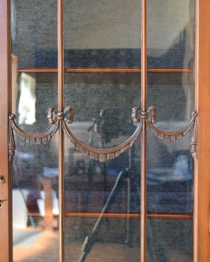 アンティークのキャビネット　アンティーク家具　繊細な装飾が美しい英国インテリア、アンティークガラスキャビネット。職人技が光っています。(q-1319-f)