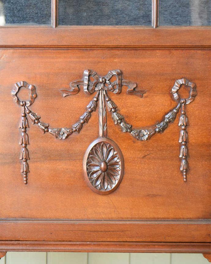 アンティークのキャビネット　アンティーク家具　繊細な装飾が美しい英国インテリア、アンティークガラスキャビネット。ここの彫も最上級の美しさいろんな部分の美しさが重なり合って、最上級の美しさを醸し出してくれます。(q-1319-f)