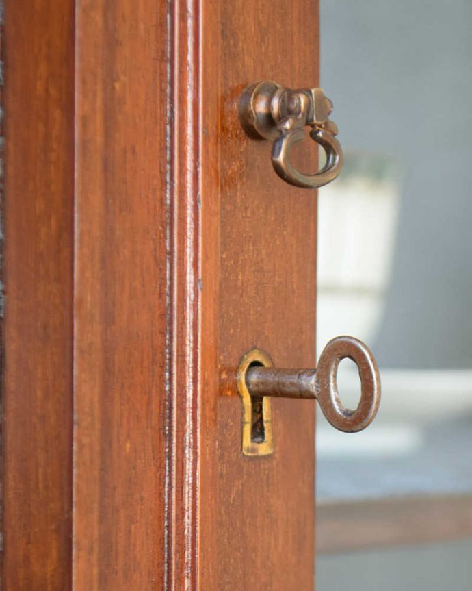 アンティークのキャビネット　アンティーク家具　繊細な装飾が美しい英国インテリア、アンティークガラスキャビネット。開ける度にワクワク取っ手もアンティークらしいデザイン。(q-1319-f)