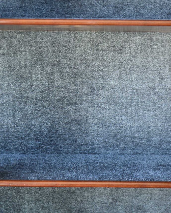 アンティークのキャビネット　アンティーク家具　繊細な装飾が美しい英国インテリア、アンティークガラスキャビネット。キャビネットの雰囲気に合わせて貼り地の模様を選びました。(q-1319-f)