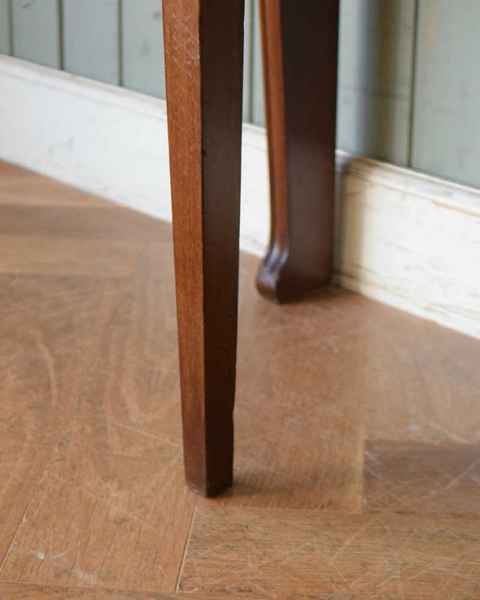 アンティークのキャビネット　アンティーク家具　繊細な装飾が美しい英国インテリア、アンティークガラスキャビネット。女性１人でラクラク運べちゃうんですHandleのアンティークは、脚の裏にフェルトキーパーをお付けしています。(q-1319-f)