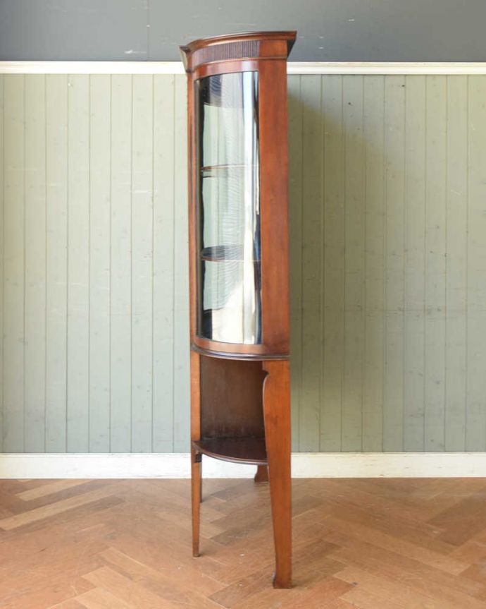 アンティークのキャビネット　アンティーク家具　繊細な装飾が美しい英国インテリア、アンティークガラスキャビネット。横から見ても素敵なんですガラスキャビネットはどこから見ても美しい！いろんな角度から中を見て楽んで下さい。(q-1319-f)
