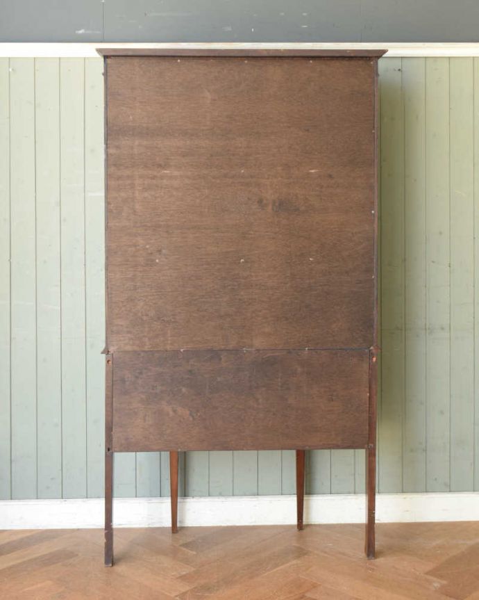 アンティークのキャビネット　アンティーク家具　繊細な装飾が美しい英国インテリア、アンティークガラスキャビネット。後ろ姿もキレイです。(q-1319-f)