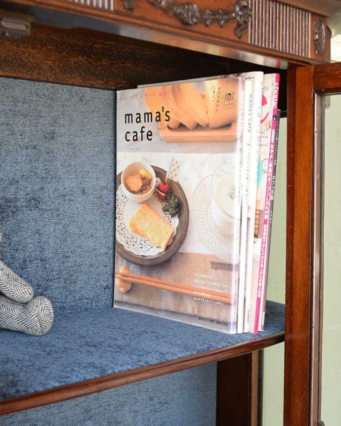 アンティークのキャビネット　アンティーク家具　繊細な装飾が美しい英国インテリア、アンティークガラスキャビネット。たっぷり収納できる実力派A4サイズの雑誌も立てたまま収納できる収納力。(q-1319-f)