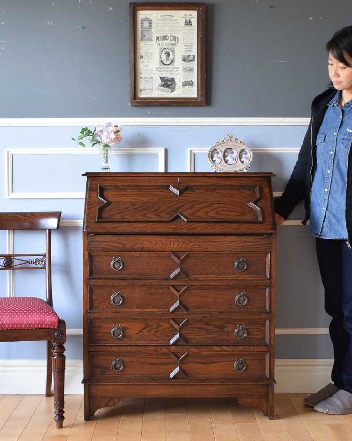 ビューロー　アンティーク家具　英国の重厚感あるデザインがかっこいい、アンティークのライティングビューロー 。外国製のビューローは装飾があちこちにあるので、絵になるアイテム。(q-1320-f)