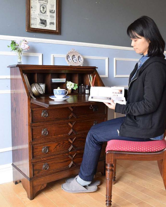 ビューロー　アンティーク家具　英国の重厚感あるデザインがかっこいい、アンティークのライティングビューロー 。扉を前に倒すと･･･ビューロー部分を開くと、あっという間にデスクに早変わり。(q-1320-f)