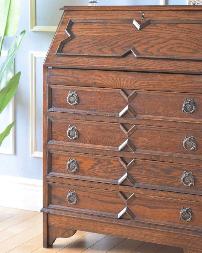 ビューロー　アンティーク家具　英国の重厚感あるデザインがかっこいい、アンティークのライティングビューロー 。とっても美しい木目です。(q-1320-f)