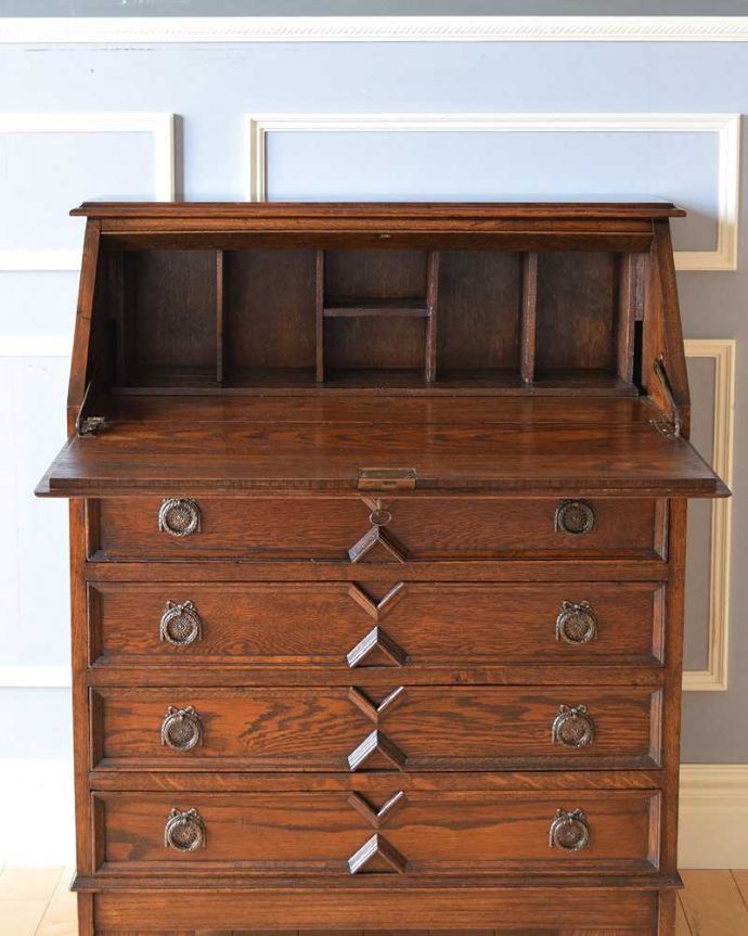 ビューロー　アンティーク家具　英国の重厚感あるデザインがかっこいい、アンティークのライティングビューロー 。中の仕切りもこんなに細かい扉の中身は細かく仕切られています。(q-1320-f)
