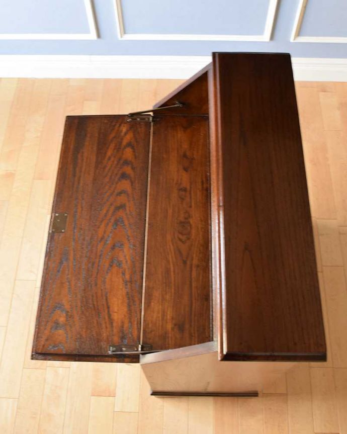 ビューロー　アンティーク家具　英国の重厚感あるデザインがかっこいい、アンティークのライティングビューロー 。デスクの部分を上から見ると･･･天板部分の塗装も専門の職人がしっかりキレイに修復したので、こんなにキレイです。(q-1320-f)